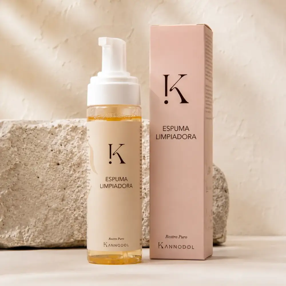 Rutina de limpieza facial natural de Kannodol con agua micelar, espuma limpiadora y tónico astringente sobre una repisa de baño