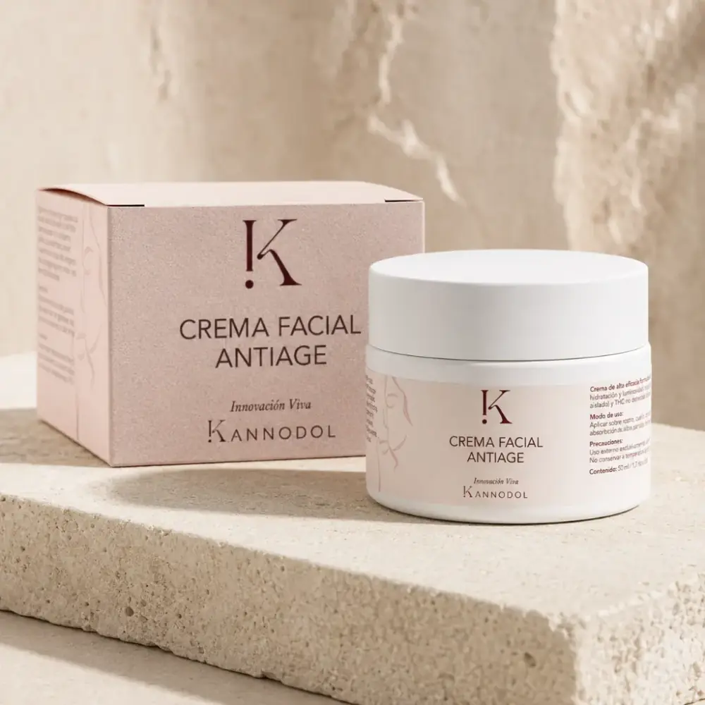 Productos de la rutina facial natural de Kannodol alineados sobre una superficie clara: espuma limpiadora, tónico, sérums y crema hidratante