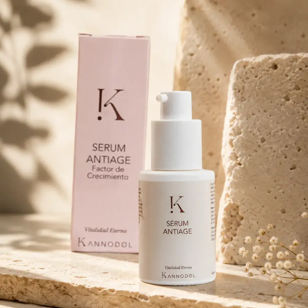 Sérum Antiedad Factor de Crecimiento de Kannodol sobre fondo neutro, con textura de sérum en aplicador